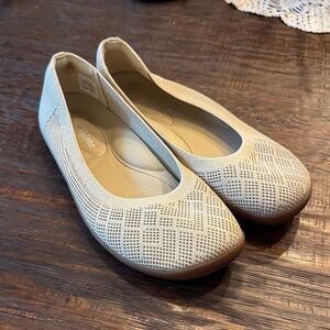Elegant Beige Flats for Women / R1